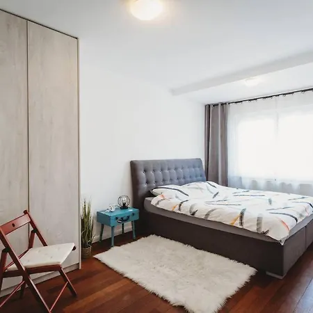 Cozy Nest In Quiet Neighbourhood, Free Parking Apartment *