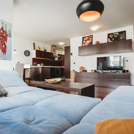 Apartment Cozy Nest In Quiet Neighbourhood, Free Parking