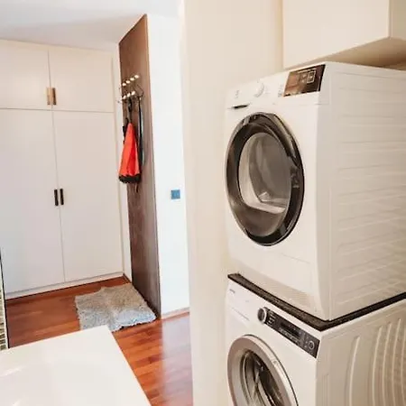 Cozy Nest In Quiet Neighbourhood, Free Parking Apartment *