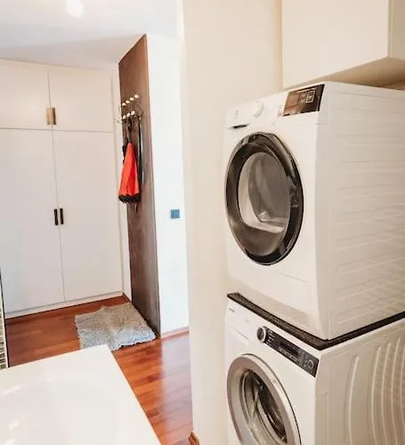 Cozy Nest In Quiet Neighbourhood, Free Parking Apartment *